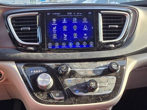 Used 2017 Chrysler Pacifica Touring-L image 14