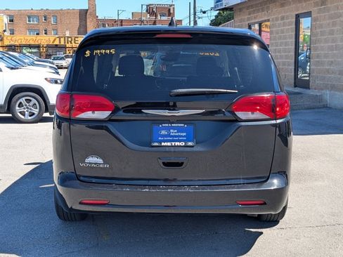 Used 2023 Chrysler Voyager LX FWD image 5