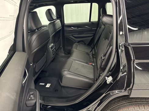 New 2025 Jeep Grand Cherokee Altitude image 11