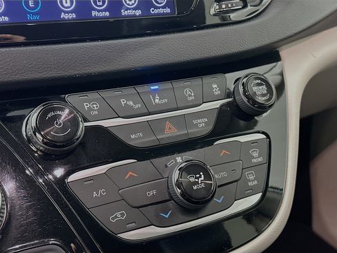 Used 2020 Chrysler Pacifica Touring-L Plus w/ Tire & Wheel Group image 20