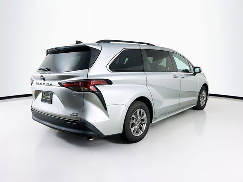 Used 2021 Toyota Sienna XLE image 9