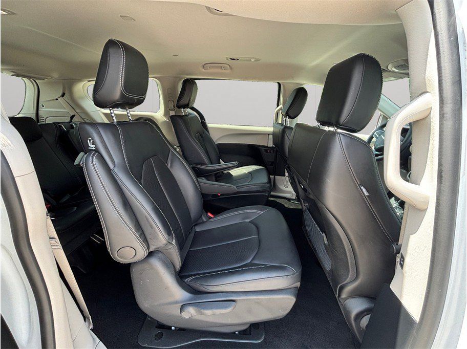 Used 2024 Chrysler Pacifica Limited FWD image 44