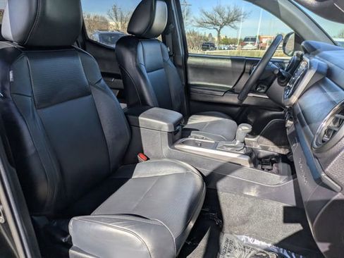 Used 2022 Toyota Tacoma Limited image 30