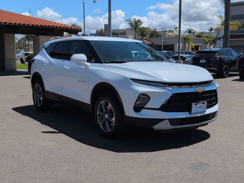 Used 2025 Chevrolet Blazer LT FWD image 2