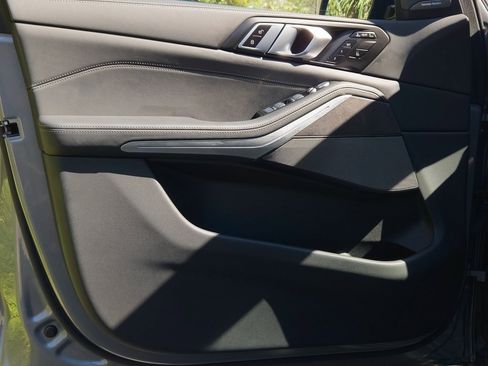 Used 2023 BMW X7 xDrive40i w/ M Sport Package image 12