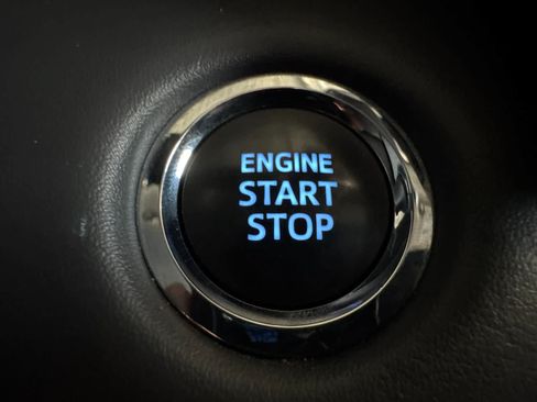 Used 2022 Toyota Highlander XLE FWD image 25