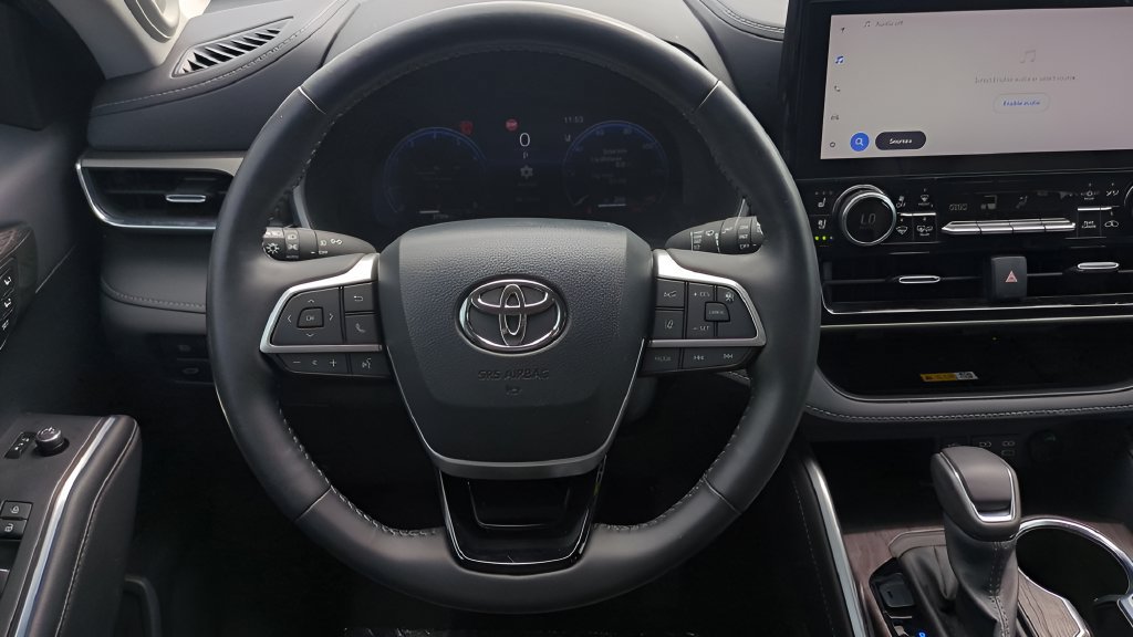 Used 2024 Toyota Highlander Limited FWD image 13