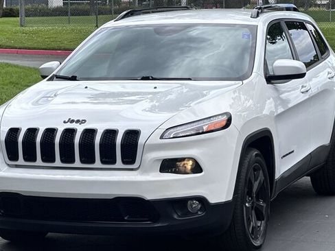 Used 2016 Jeep Cherokee Latitude FWD image 2