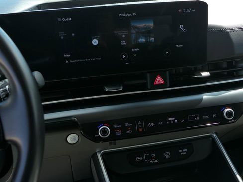 Used 2025 Kia Carnival FWD image 19