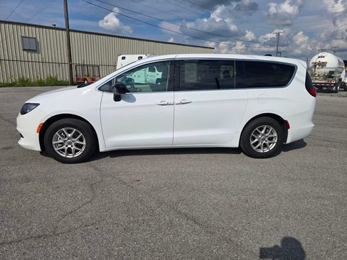 Used 2024 Chrysler Voyager LX FWD image 7