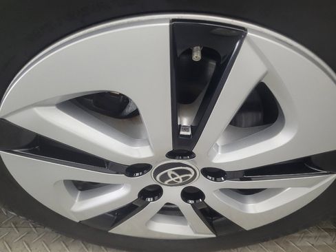 Used 2016 Toyota Prius Four FWD image 31