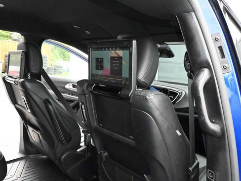 Used 2019 Chrysler Pacifica Touring-L Plus w/ Advanced Safetytec Group FWD image 18
