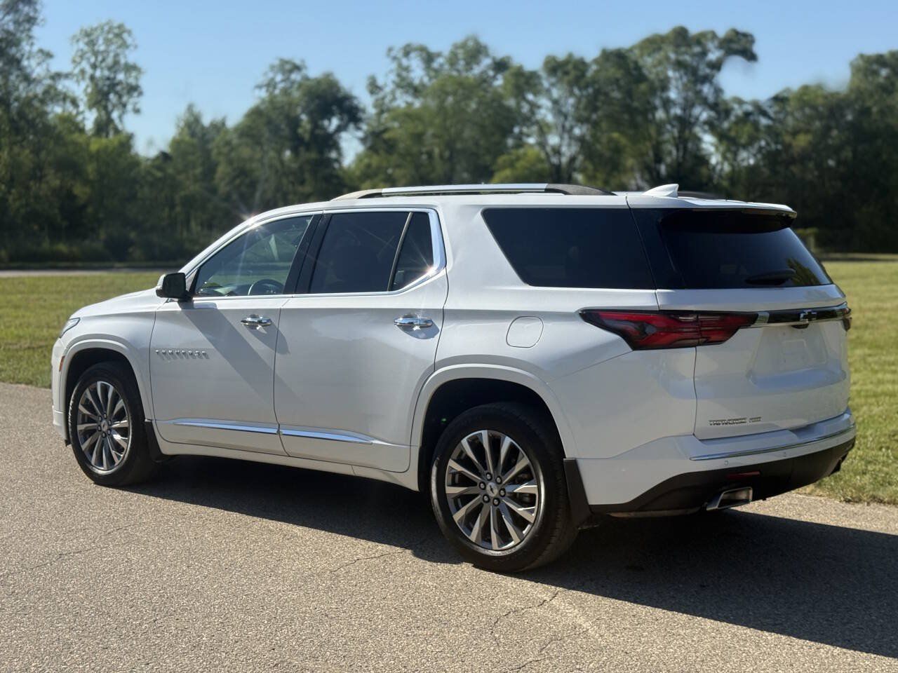 Used 2023 Chevrolet Traverse Premier w/ LPO, Floor Liner Package AWD/4WD image 5