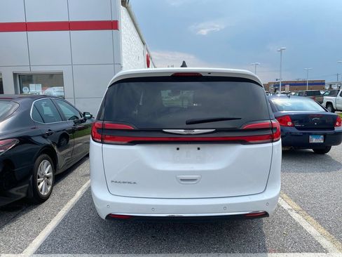 Used 2024 Chrysler Pacifica Touring-L FWD image 10