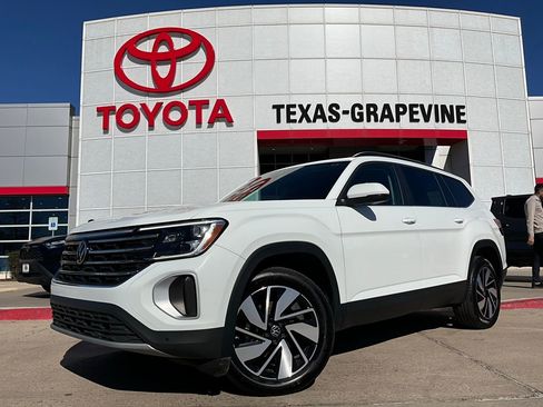 Used 2025 Volkswagen Atlas SE image 2