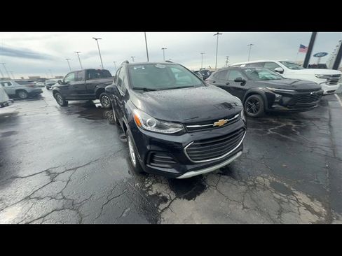 Certified 2022 Chevrolet Trax LT w/ LT Convenience Package AWD/4WD image 2