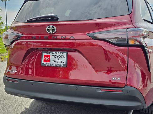 New 2026 Toyota Sienna XLE AWD/4WD image 8