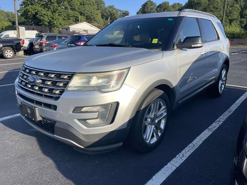 Used 2017 Ford Explorer XLT w/ Equipment Group 202A FWD image 6