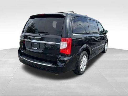 Used 2016 Chrysler Town & Country Touring FWD image 7