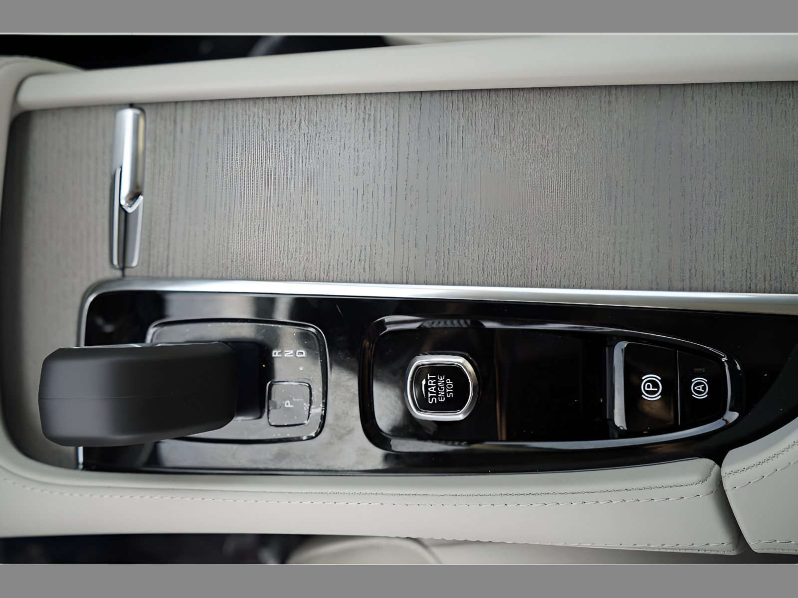 New 2025 Volvo XC90 T8 Plus w/ Protection Package Premier AWD/4WD image 17