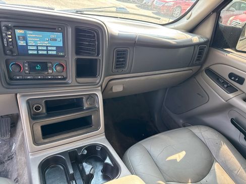 Used 2005 Chevrolet Suburban 2500 LT w/ Preferred Equipment Group AWD/4WD image 15