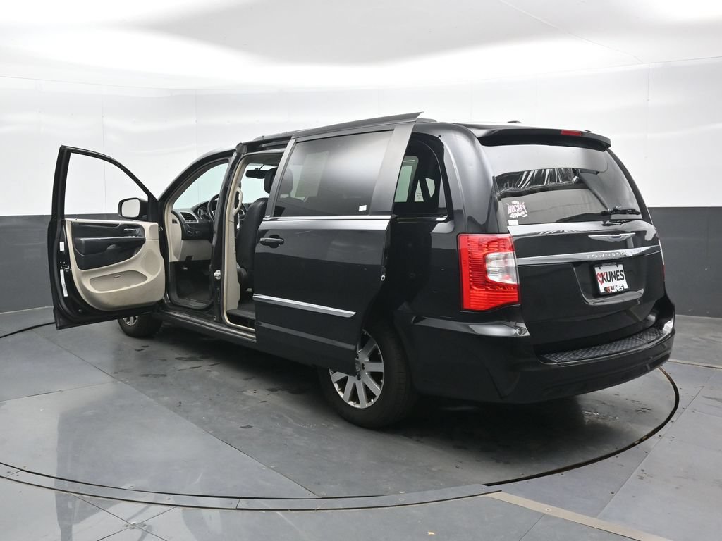 Used 2014 Chrysler Town & Country Touring FWD image 48