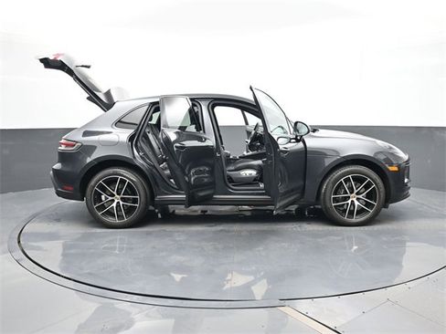 Used 2023 Porsche Macan image 31