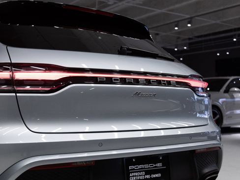 Certified 2024 Porsche Macan AWD/4WD image 32