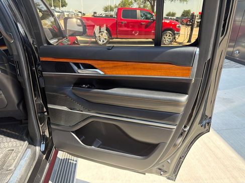 Used 2022 Jeep Grand Wagoneer Series III w/ Rear Seat Video Group 1 AWD/4WD image 18