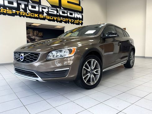Used 2018 Volvo V60 T5 Cross Country w/ Convenience Package image 2