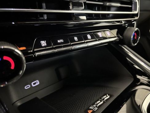 Used 2024 Chevrolet Traverse LT w/ Midnight/Sport Edition image 11