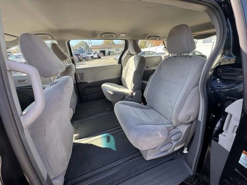 Used 2015 Toyota Sienna L image 29