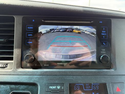 Used 2016 Toyota Sienna XLE image 29
