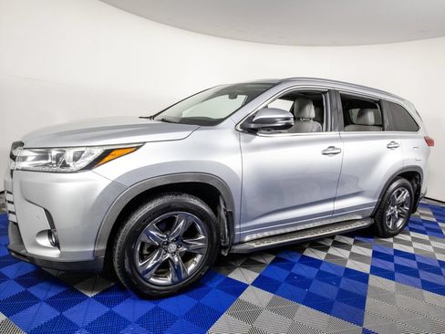 Used 2018 Toyota Highlander Limited Platinum FWD image 2