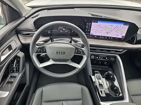 Used 2025 Audi Q5 Premium w/ Convenience Package image 5