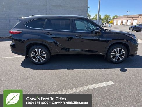 Used 2023 Toyota Highlander XLE AWD/4WD image 9