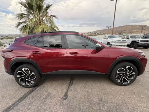 Used 2024 Chevrolet Trax RS w/ Sunroof Package FWD image 6