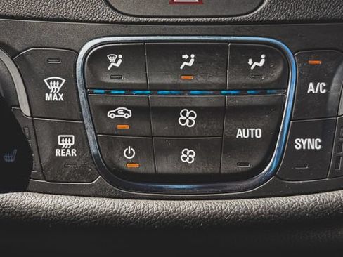 Used 2019 Chevrolet Malibu Hybrid w/ Leather Package FWD image 10