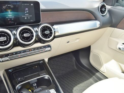 Used 2020 Mercedes-Benz GLB 250 4MATIC w/ Premium Package image 31