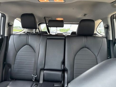 Used 2025 Toyota Highlander XLE AWD/4WD image 11