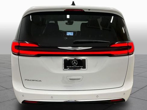Used 2024 Chrysler Pacifica Touring-L FWD image 5