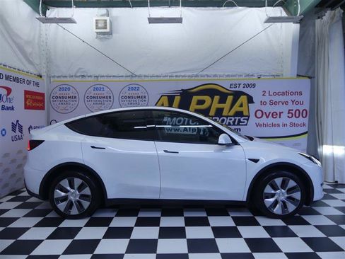 Used 2023 Tesla Model Y Long Range AWD/4WD image 23