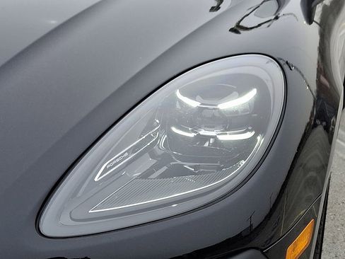 Used 2025 Porsche Macan image 11