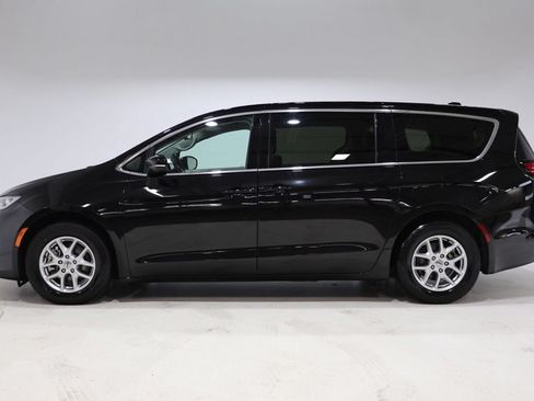 Used 2024 Chrysler Pacifica Touring-L FWD image 4
