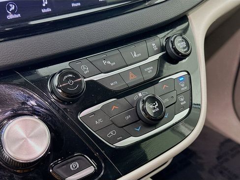 Certified 2024 Chrysler Pacifica Touring-L image 24