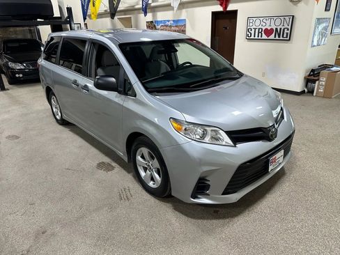 Used 2019 Toyota Sienna L w/ Carpet Mat Package image 6