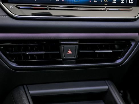Certified 2025 Volkswagen Tiguan SE w/ Panoramic Sunroof Package AWD/4WD image 14
