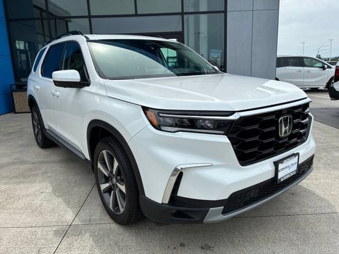Used 2025 Honda Pilot Elite image 3