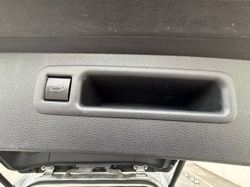 Used 2024 Toyota Highlander LE AWD/4WD image 16