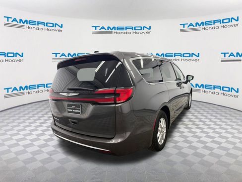 Used 2023 Chrysler Pacifica Touring-L FWD image 5